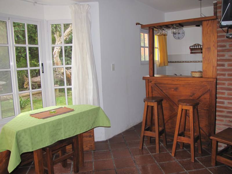 Comedor con mesa y barra de la cocina