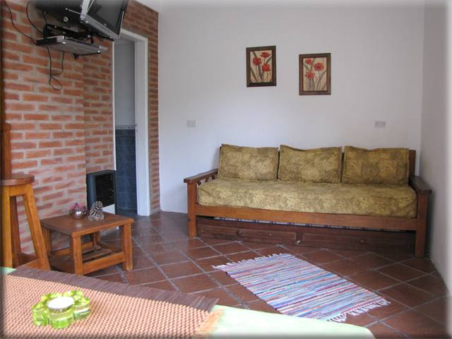 Living comedor con diván cama y televisor