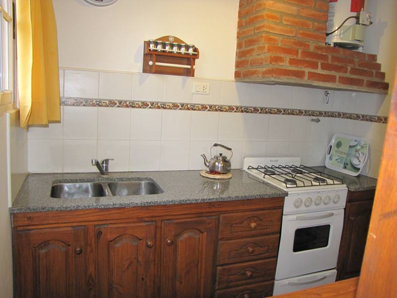 Cocina completa con horno y mesada