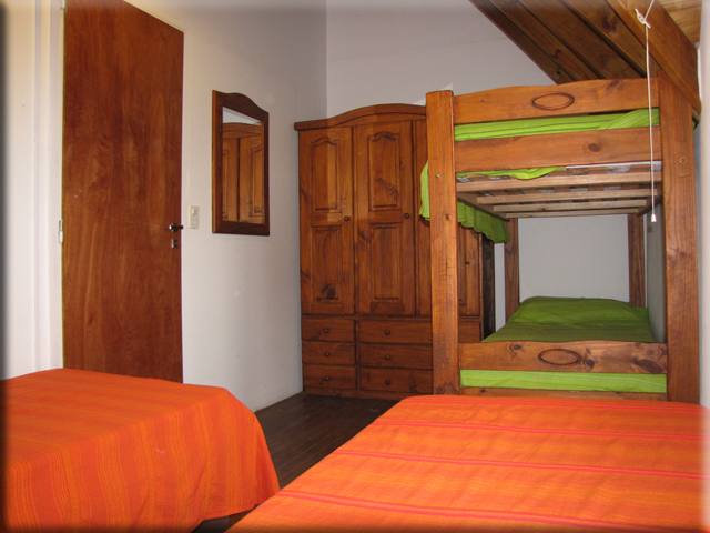 Segundo dormitorio con cama y cucheta