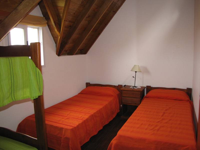 Dormitorio con dos camas individuales