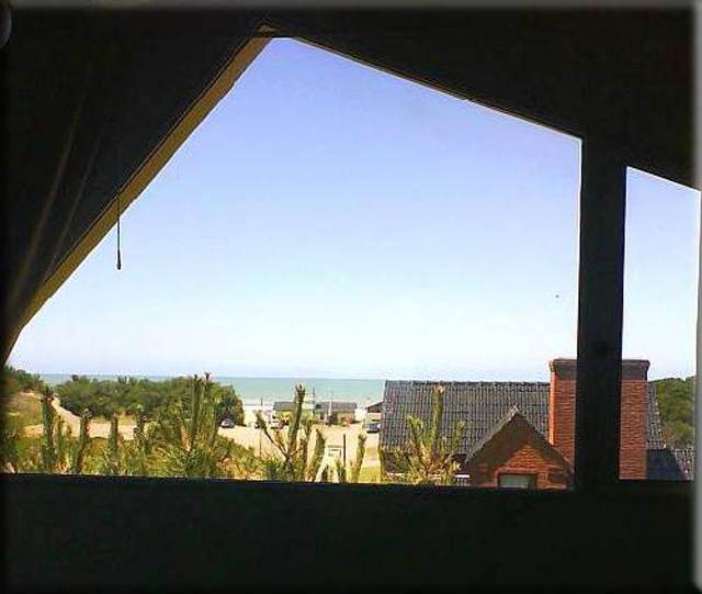 Vista al mar desde la ventana del dormitorio principal