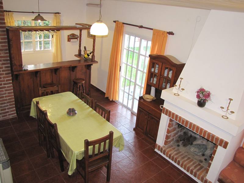 Comedor con hogar a leña