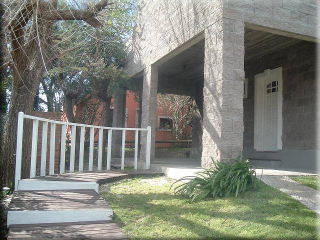 Amplia galería cubierta con parrilla