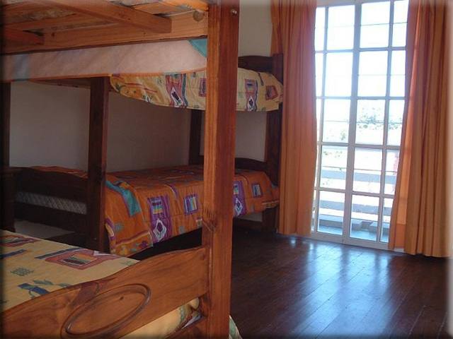 Segunda habitación con cucheta y ventanal al balcón