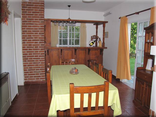 Comedor con mesa larga y pared de ladrillo