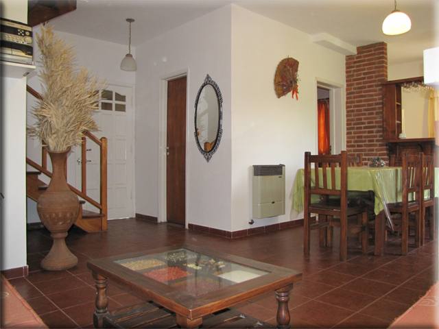 Living con escalera y mesa ratona