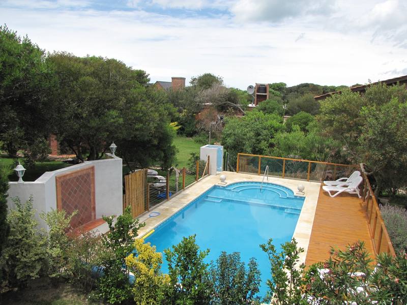 Vista de la piscina desde el parque